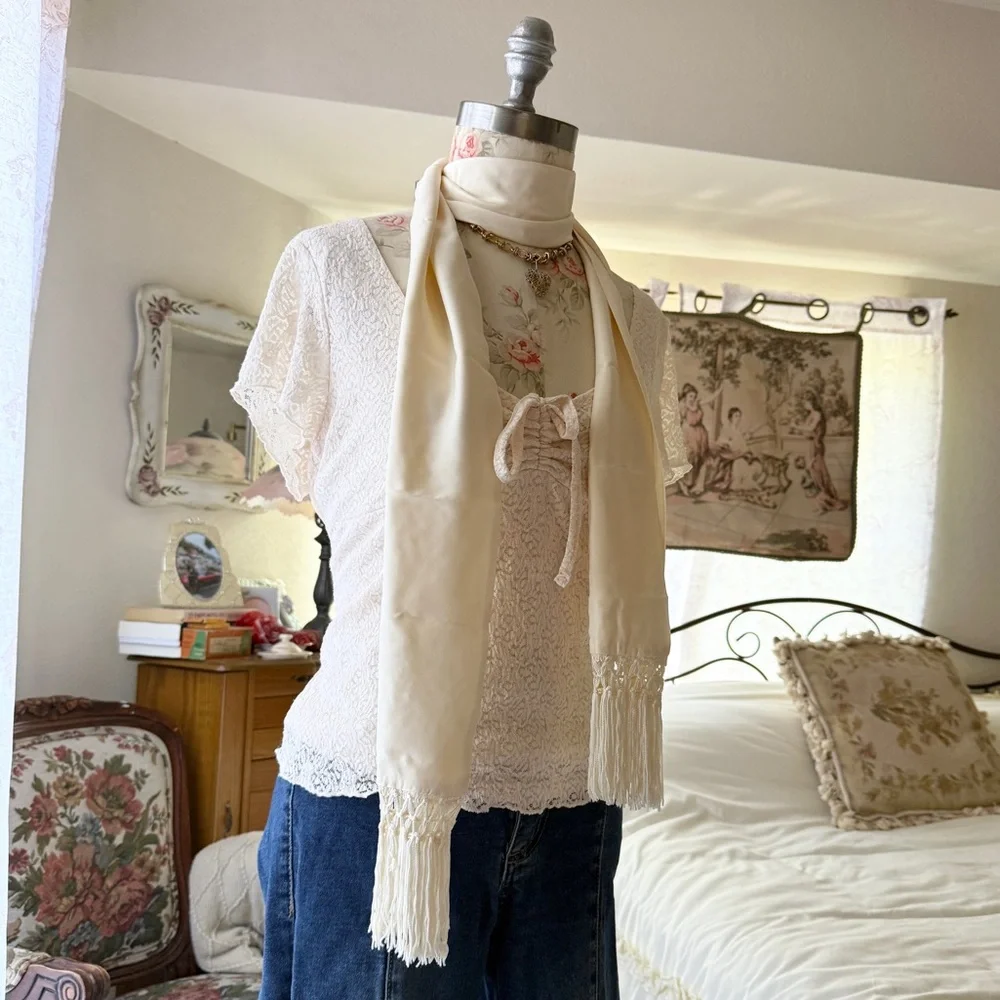 white liz‎ claiborne scarf